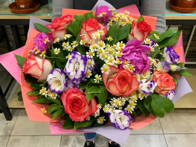Букет из розы, пиона, эустомы, танацетума
