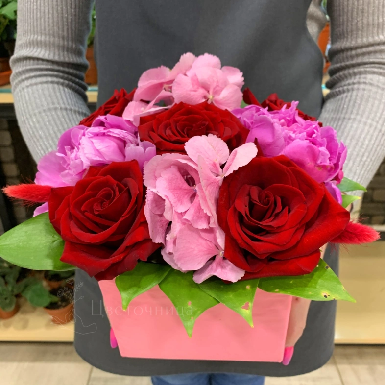 Композиция из розы, гортензии, пиона