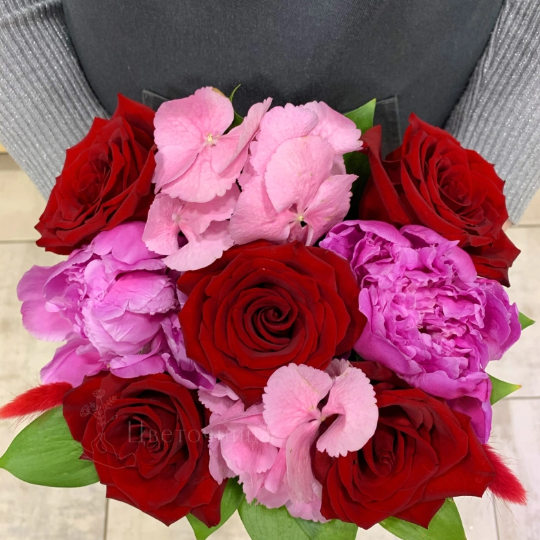 Композиция из розы, гортензии, пиона