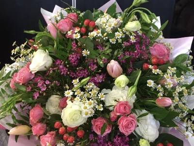 Букет из розы, тюльпана, лизиантуса, хамелациума, гиперикума, танацетума