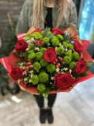 Букет с розой, хризантемой кустовой, танацетумом, гиперикумом 0