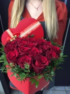Композиция в коробке с цветами Сердце Амура 0
