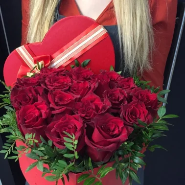 Композиция в коробке с цветами Сердце Амура