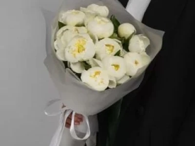 Букет из 11 белых пионов в пленке