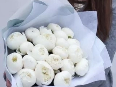 Букет из 21 белых пионов в пленке