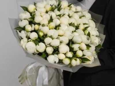 Букет из 51 белых пионов в пленке