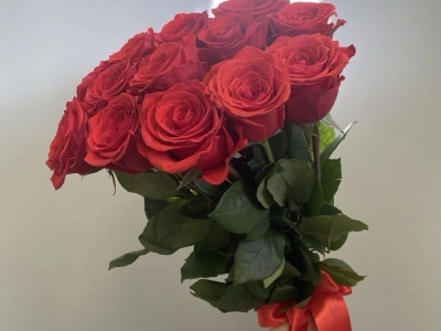 Розы красные 13 штук