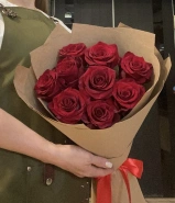 Розы красные 9 штук в крафтовой бумаге 0