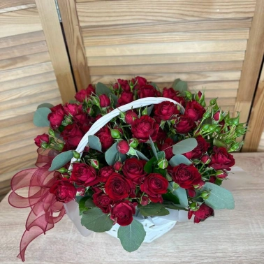 Корзина с кустовой розой