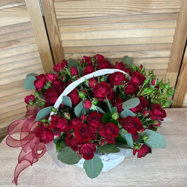 Корзина с кустовой розой
