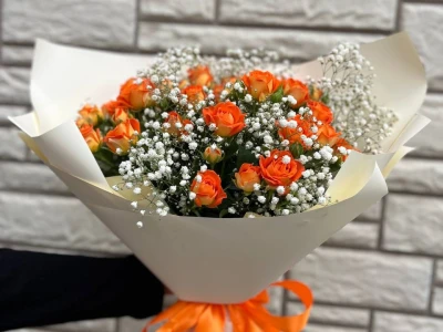 Букет из оранжевых кустовых роз «Нежный аккорд»